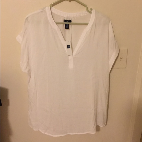 GAP Tops - Thin shear Gap blouse NWT 👚